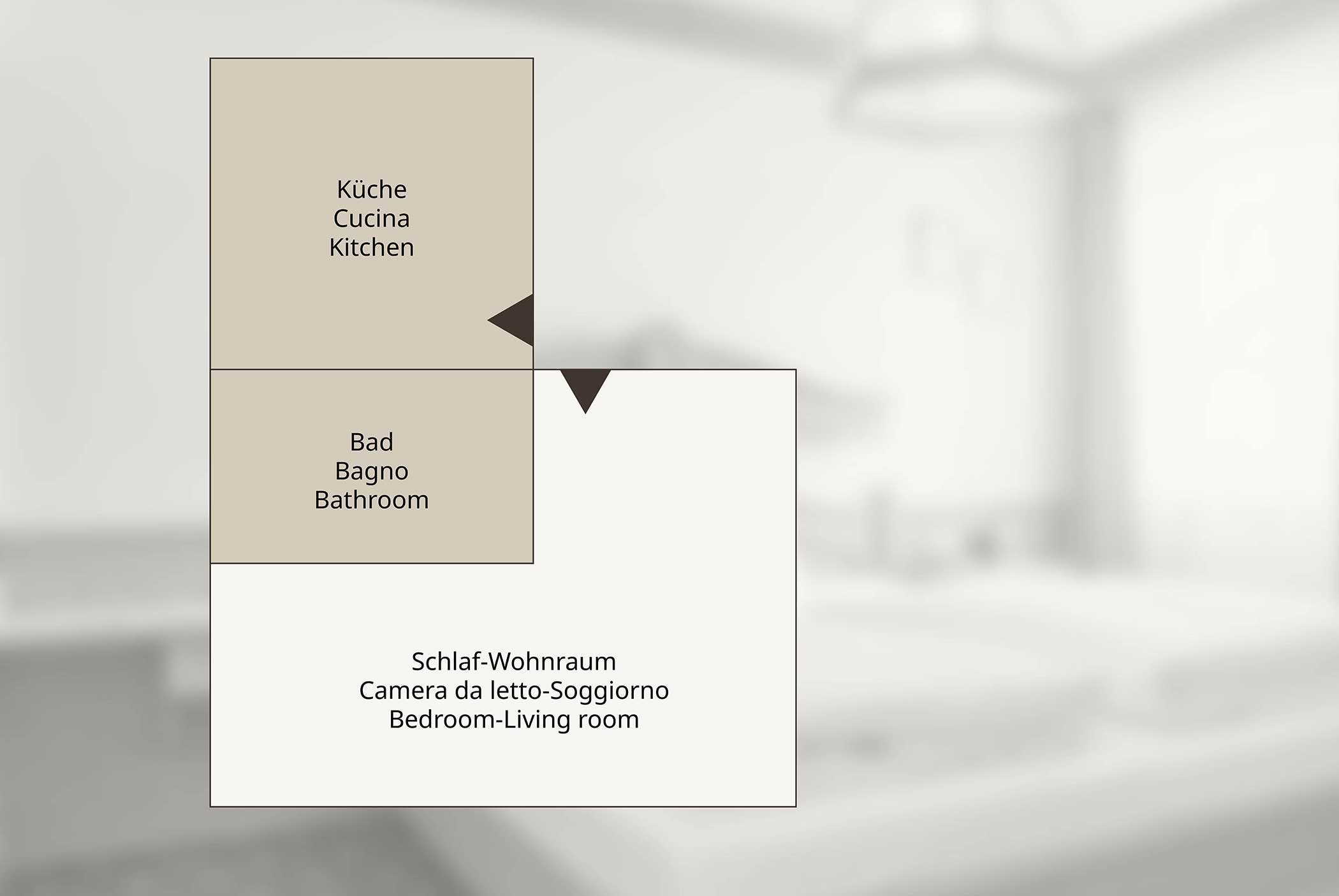 Einfacher Grundriss mit Küche, Bad und Schlafzimmer-Wohnzimmer, beschriftet in Deutsch, Italienisch und Englisch. - Hotel Mooserhof