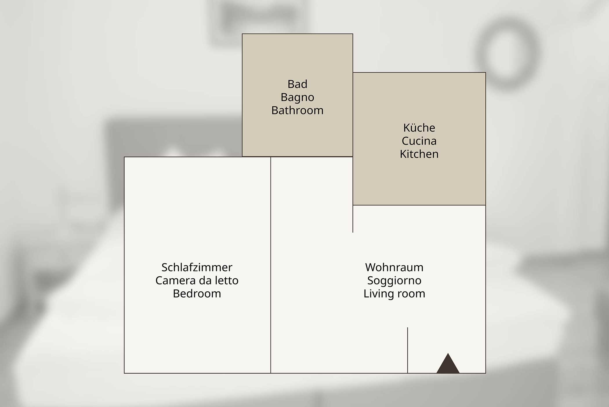 Einfacher Grundriss mit Kennzeichnung von Schlafzimmer, Bad, Küche und Wohnzimmer in Deutsch, Italienisch und Englisch. - Hotel Mooserhof