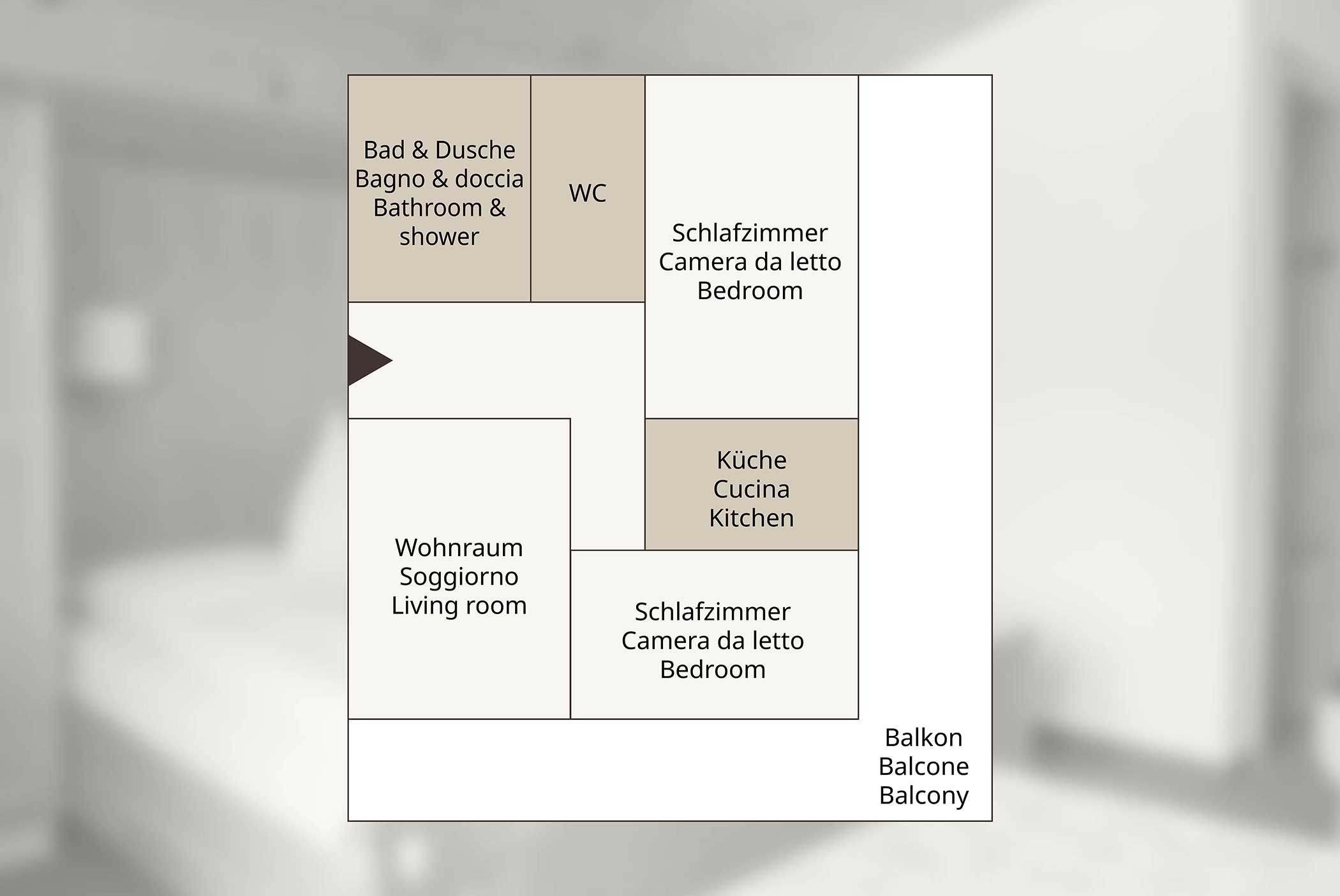 Grundriss einer Wohnung mit beschrifteten Räumen in deutscher, italienischer und englischer Sprache, darunter zwei Schlafzimmer und ein Balkon. - Hotel Mooserhof